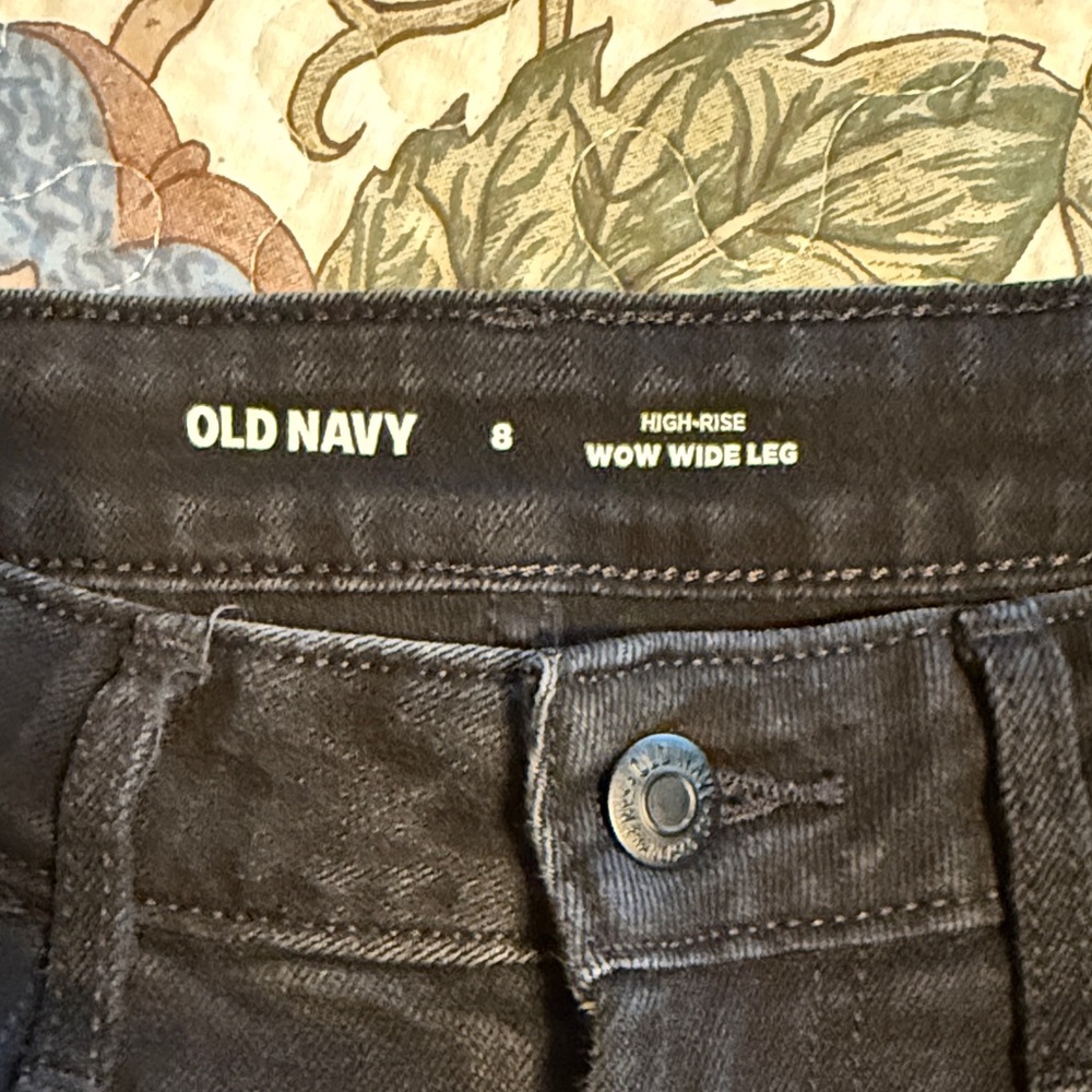 Embrace the Trend: Black Wide-Leg Jeans Are a Fashion Essential!